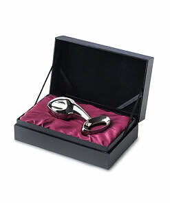 njoy Pure Plug 2.0 X-Large stainless steel plug with mirror-polished finish next to satin storage pouch on white surface